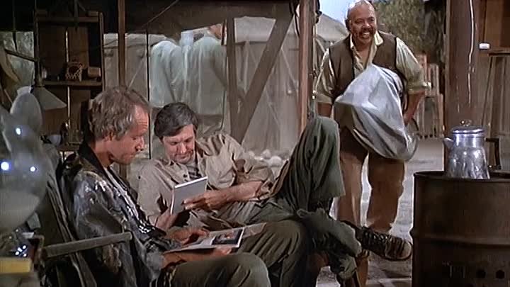 ⁣MASH S06E15 - The Smell of Music