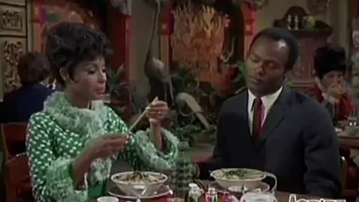 ⁣Julia E17 - Matchmaker, Break Me a Match