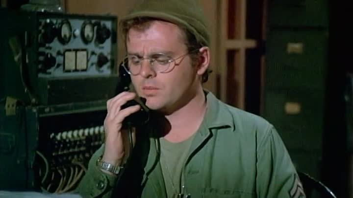 ⁣MASH S05E01 - Bug Out