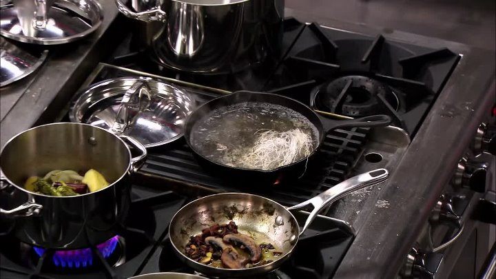 Cutthroat Kitchen S11E15 Hit Me With Your Best Pho 1080p HEVC x265-MeGusta