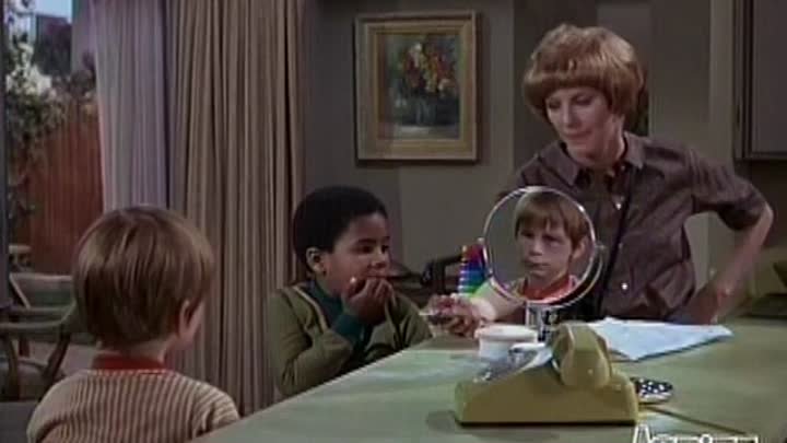 ⁣Julia E20 -Sticks and Stones Can Break My Pizza