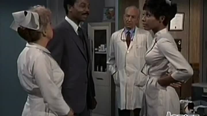 ⁣Julia E34 - Two's a Family, Three's a Crowd