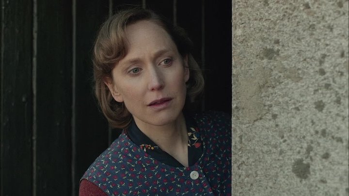 ⁣My Mother and Other Strangers S01E01 Golden Gloves