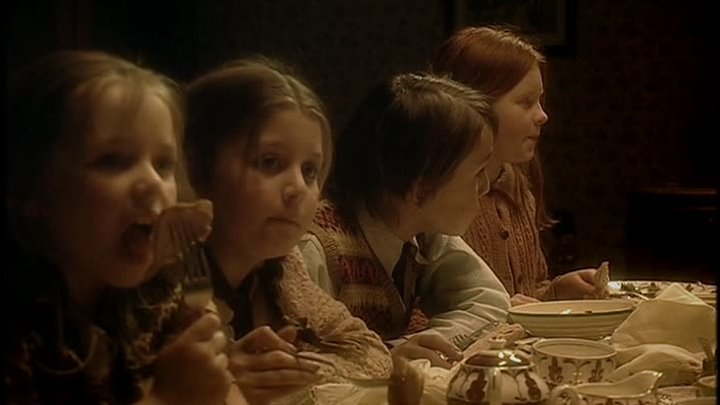 ⁣Doctor Who S01E09 The Empty Child