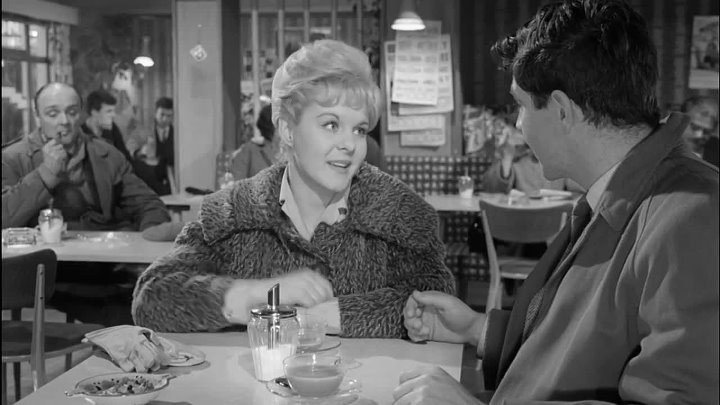 ⁣A Kind Of Loving (1962) [720p] - Alan Bates, June Ritchie, Thora Hird
