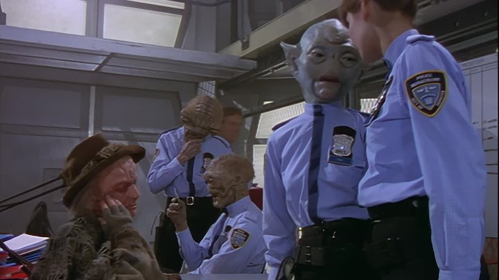 ⁣Space Precinct - S01E04 - Double Duty