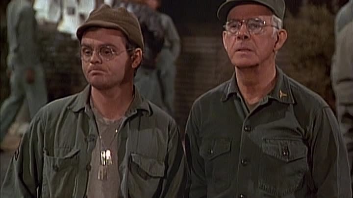 ⁣M*A*S*H S04E13 - The Gun