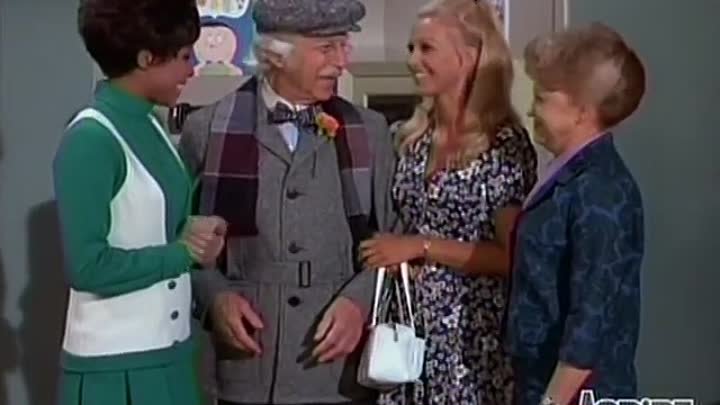 ⁣Julia E31- A Tale of Two Sitters