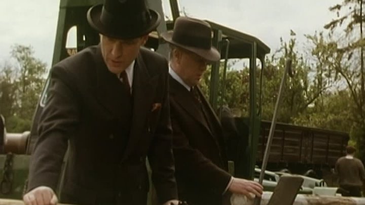 ⁣The Inspector Alleyn Mysteries S02E01 - Hand in Glove
