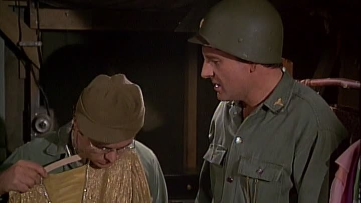 ⁣MASH S04E20 - The Novicaine Mutiny