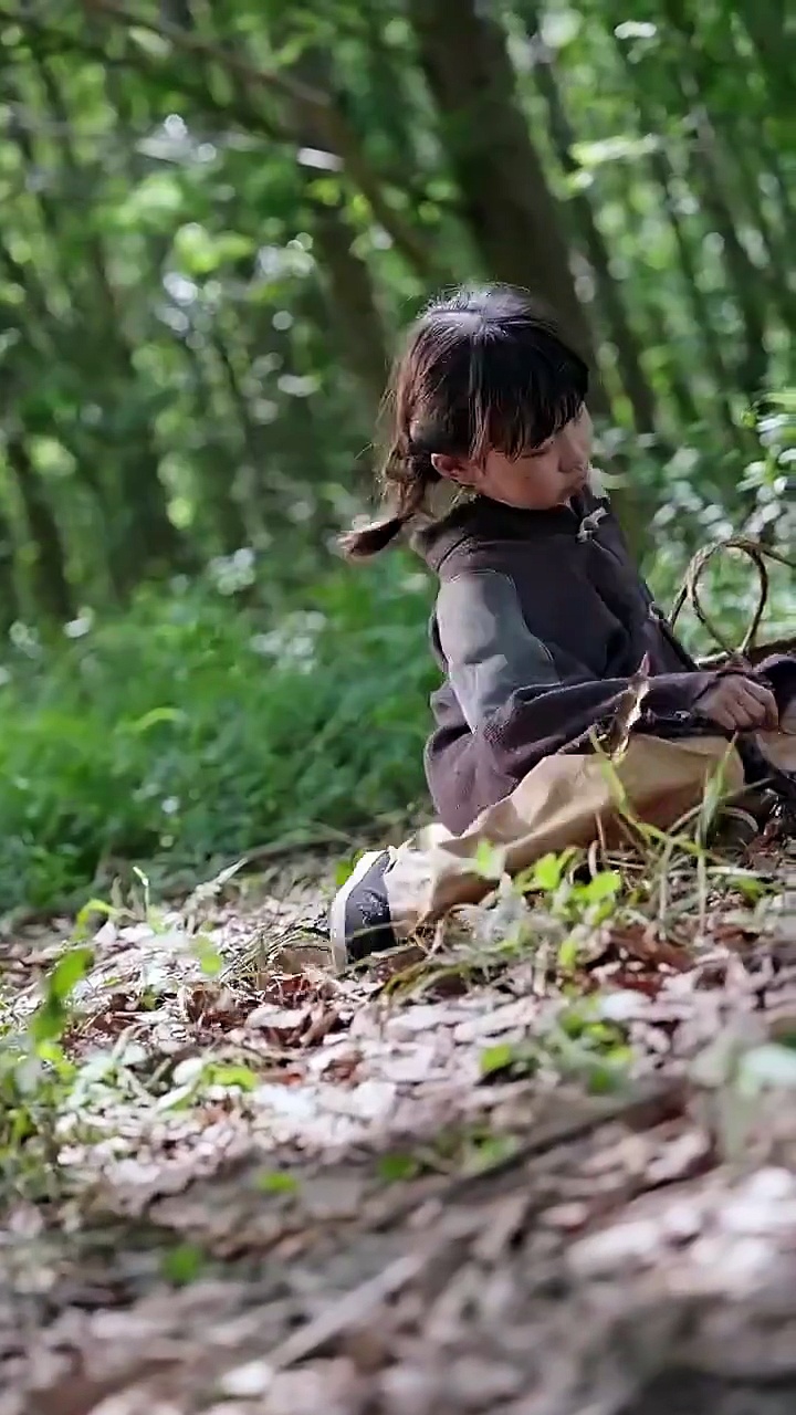 La PequeñA Noi Trae Buena Y Mala Suerte: Una NiñA Con Un TalismáN Atado A Su Boca: Boca Auspiciosa