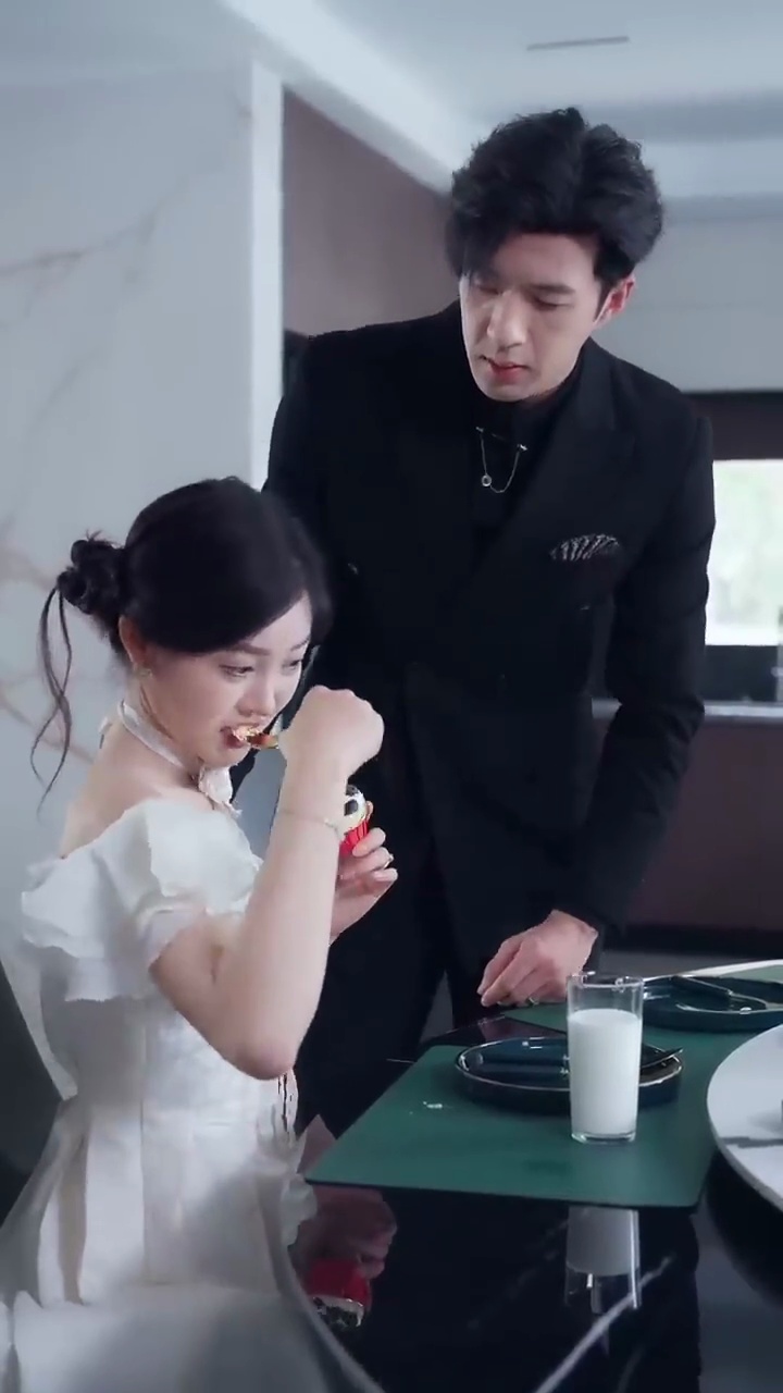 ⁣Silly Girl picks up CEO's ring, unexpectedly CEO falls in love with her - Full Episode