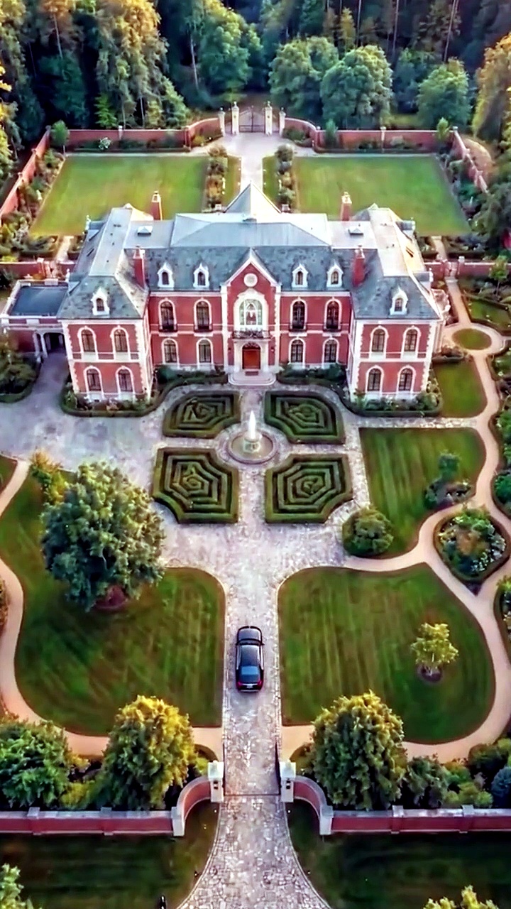 ⁣The Doctor's Obsession With His Pregnant Stepsister