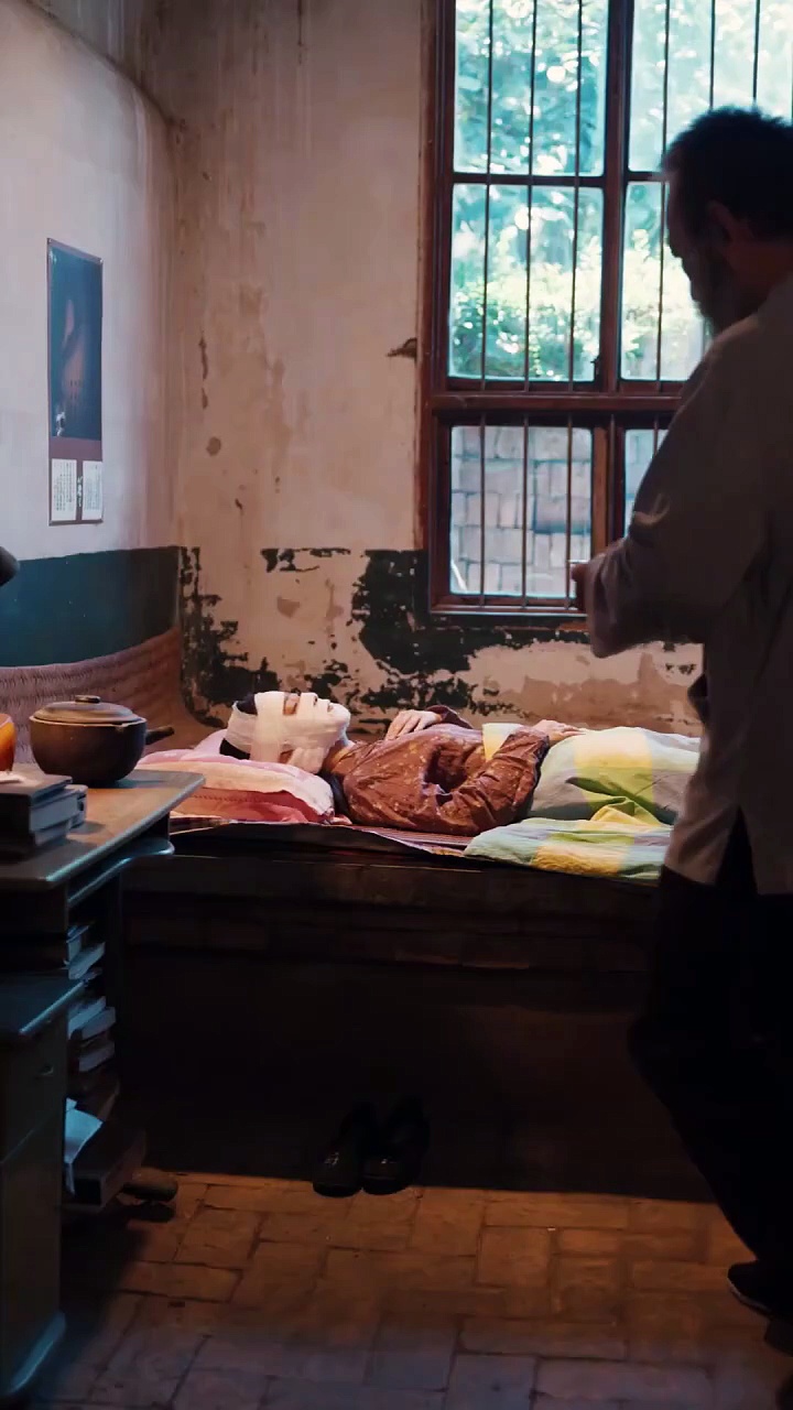 ⁣Eng Dub The Wealthy Ceo Forced His Biological Mother To Kneel Down And Jump Off The Building