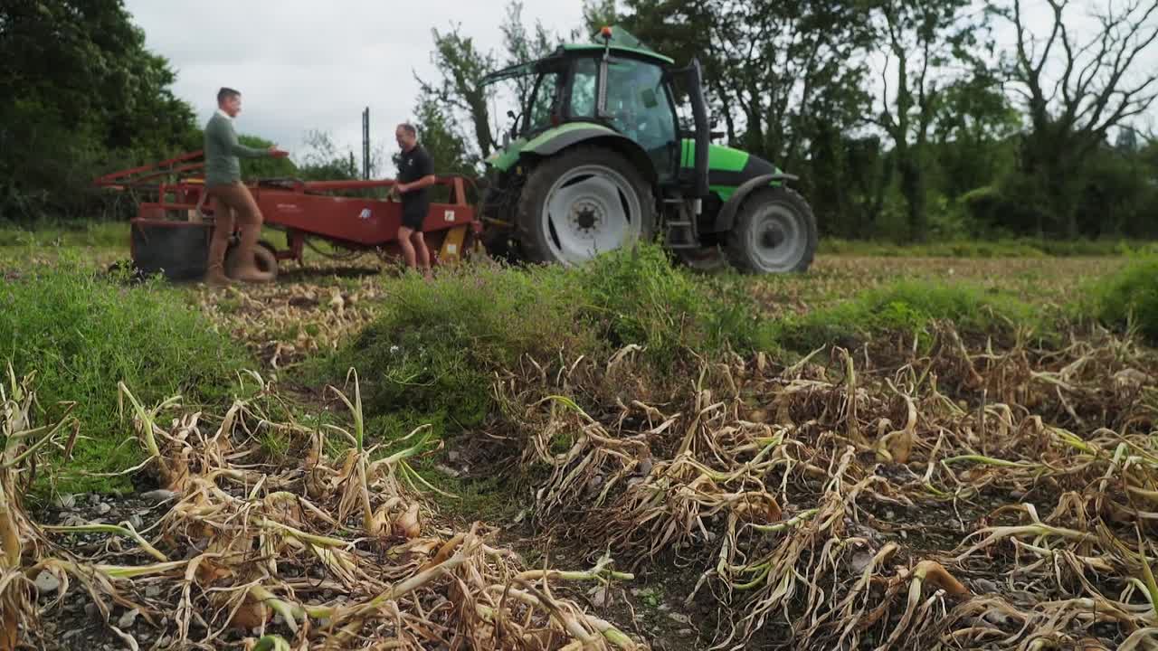 Ear To The Ground S33E10 1080p RTE WEB-DL AAC2 0 H 264-DoRN