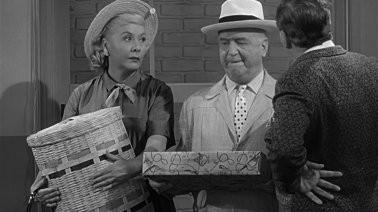 ⁣I Love Lucy - S08E01 - Lucy Goes to Mexico