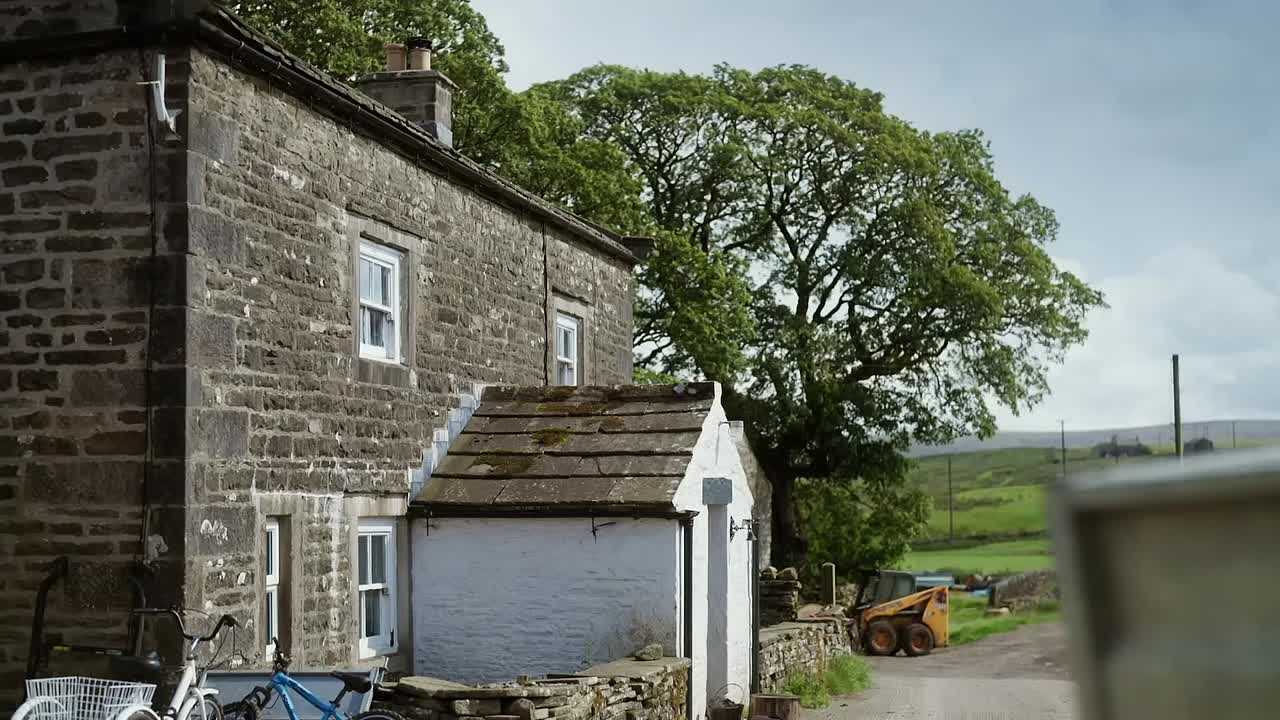 ⁣Our Farm Next Door Amanda Clive and Kids S03E01 1080p ALL4 WEB-D