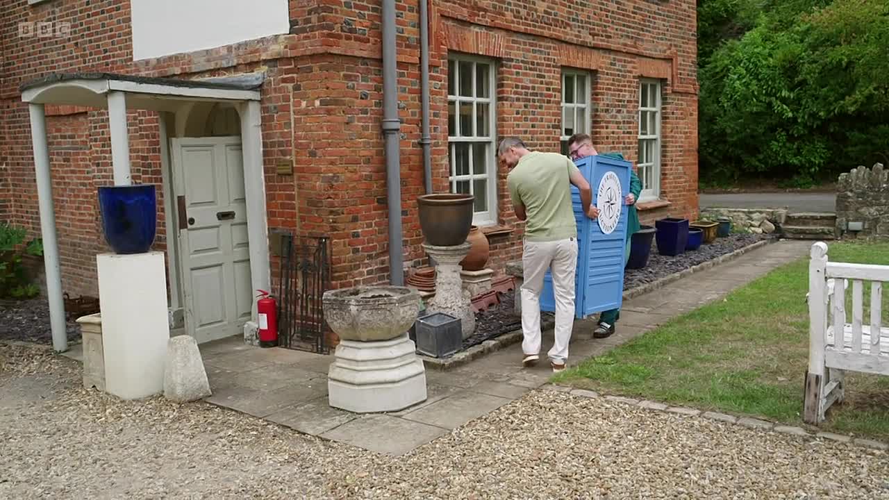 ⁣The Travelling Auctioneers S05E01