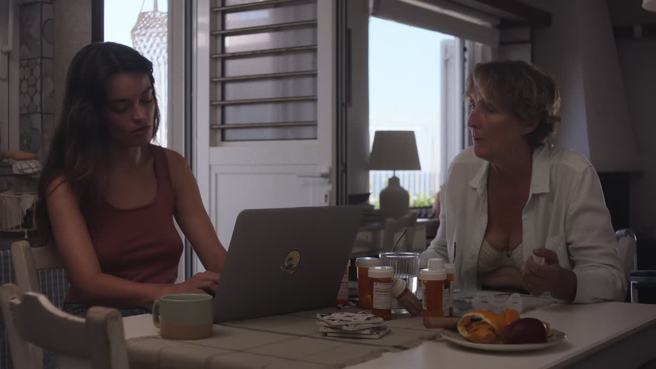 Hot Milk 10bit 4KDS SVT-AV1-PSY.mkv