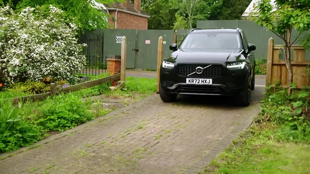 ⁣Kirstie And Phil's Love It Or List It S10E08 – Milton Keynes, Buckinghamshire