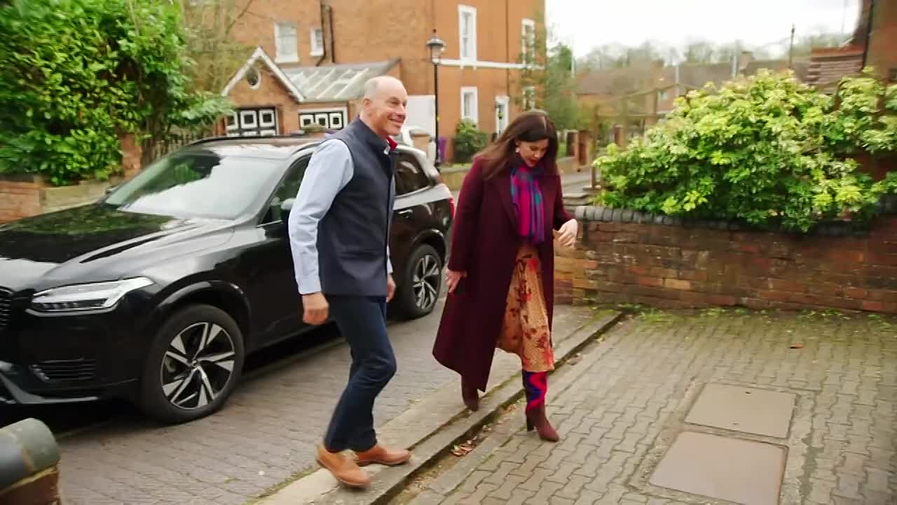 ⁣Kirstie And Phil's Love It Or List It S10E06 – Wolverhampton