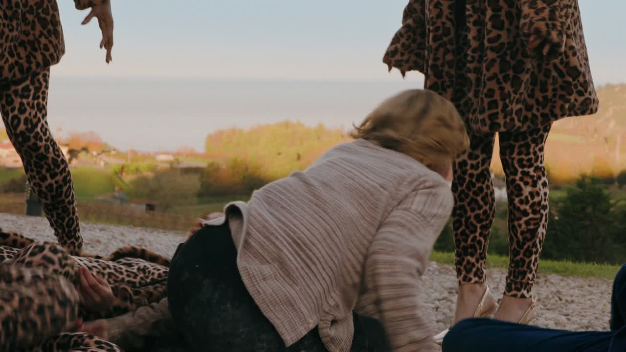 Pluribus S01 2160p ATVP WEB-DL DV HDR10+ MULTi DDP5 1 Atmos H265 MP4-BTM