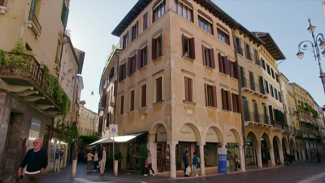 Adam Richman Eats Italy S01E04 Venice 720p AMZN WEB-DL DDP2 0 H 264-RAWR