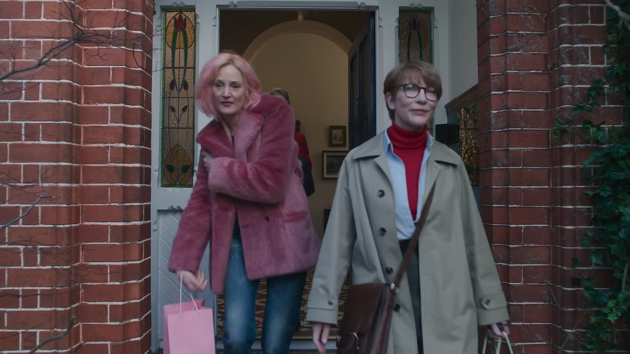 Father Mother Sister Brother 2025 1080p WEB-DL HEVC x265 5