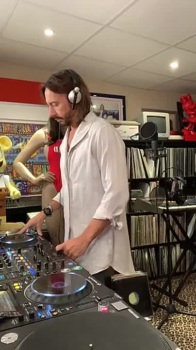 ⁣Bob Sinclar - Day 17 - Lockdown - French Touch Session _536566147272774