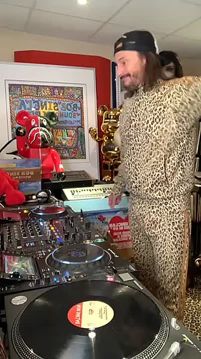 ⁣Bob Sinclar - Day 35 - Lockdown - Hip Hop VS House 1989 Le _224614438805915