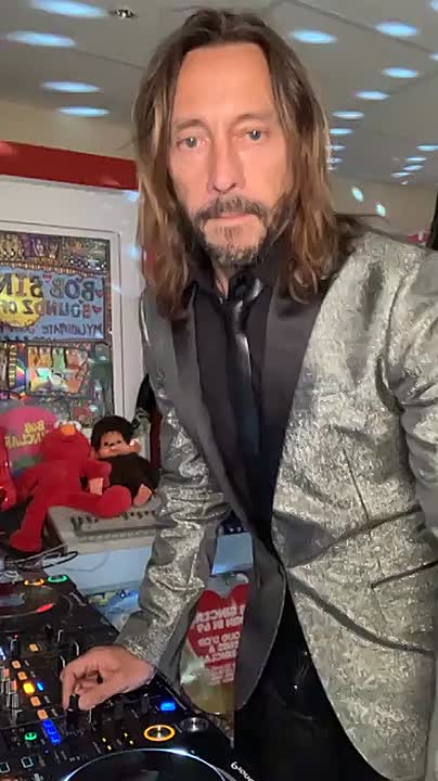 ⁣2021-05-29_Bob Sinclar_Bob Sinclar - Live Session - Special 80’s 🙌🔥_327240965586544