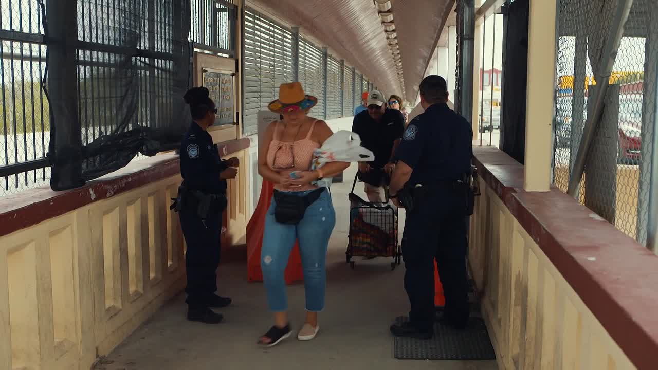 Contraband Seized at the Border S08E03 Trifecta of Trouble 1080p DISC WEB-DL 