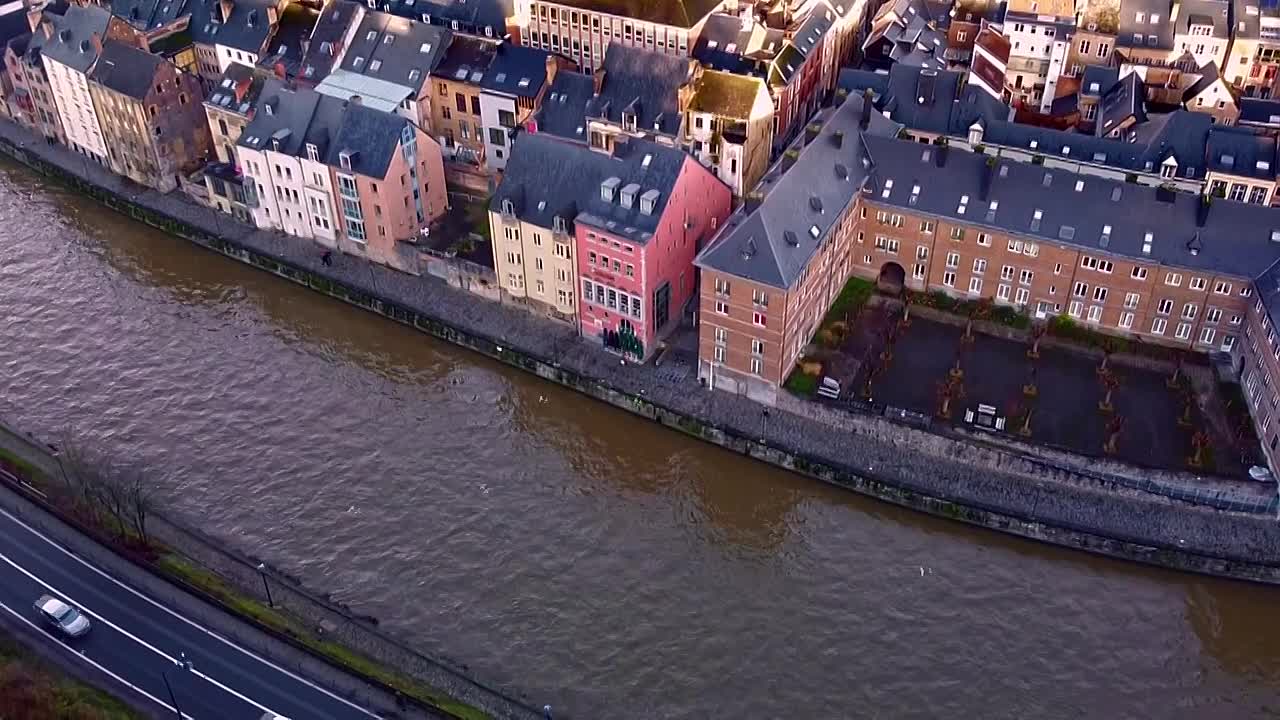 ⁣La Vie -Quand l'amour dépasse les frontière de la morale !