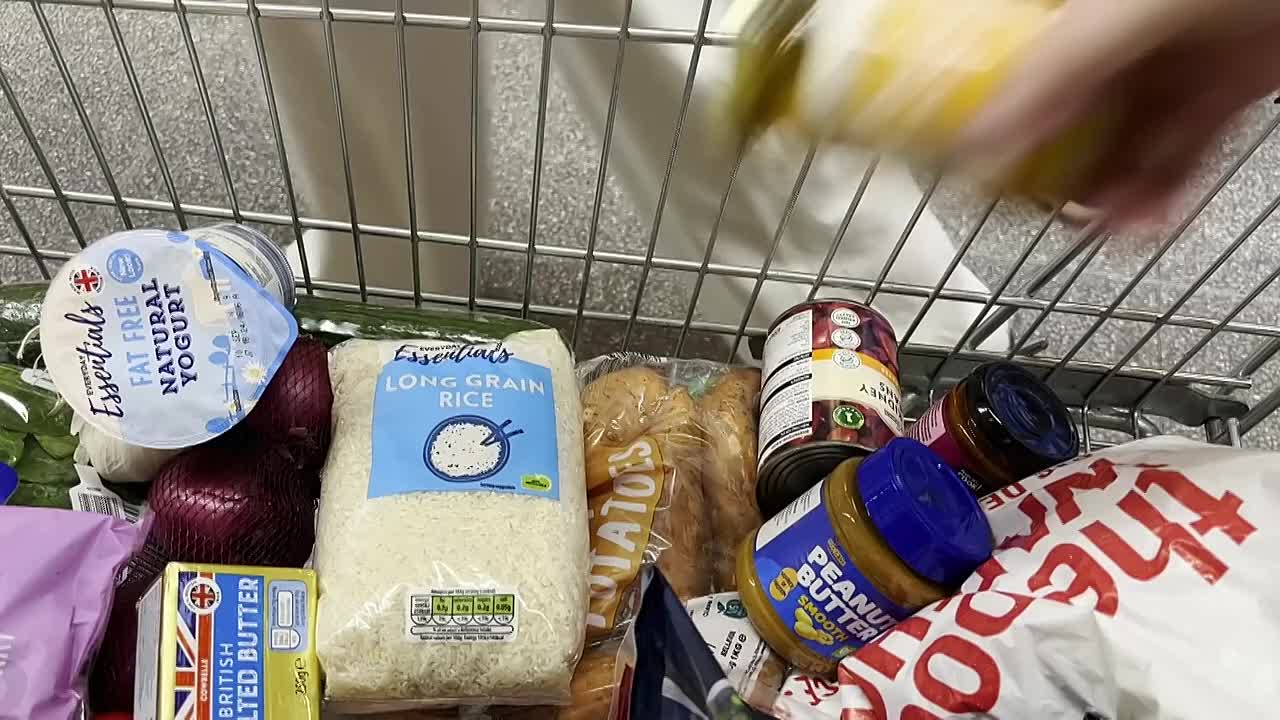 ⁣rich house poor house s12e01 720p web h264-skyfire