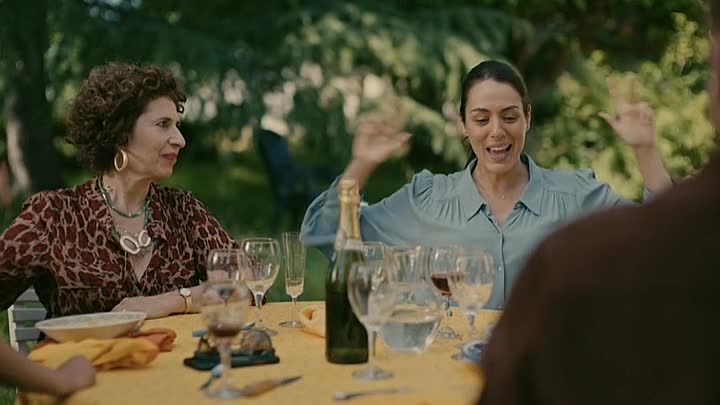 ⁣Qu est-ce qu elle a ma Famille 2021 FRENCH HDRip x264-EXTREME