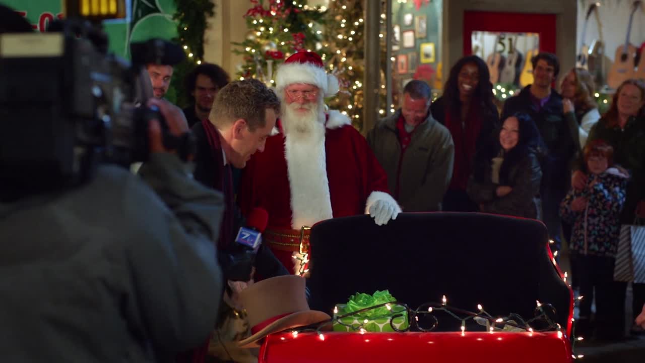 ⁣Christmas Tree Lane 2020 1080p WEBRip x264 AAC-