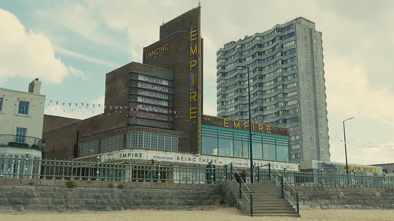 Empire Of Light 2022 1080p WEBRip x264 AAC5 1-