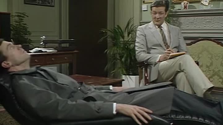 ⁣A Bit of Fry & Laurie S02E01