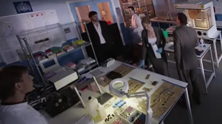 ⁣Above Suspicion S02 E02