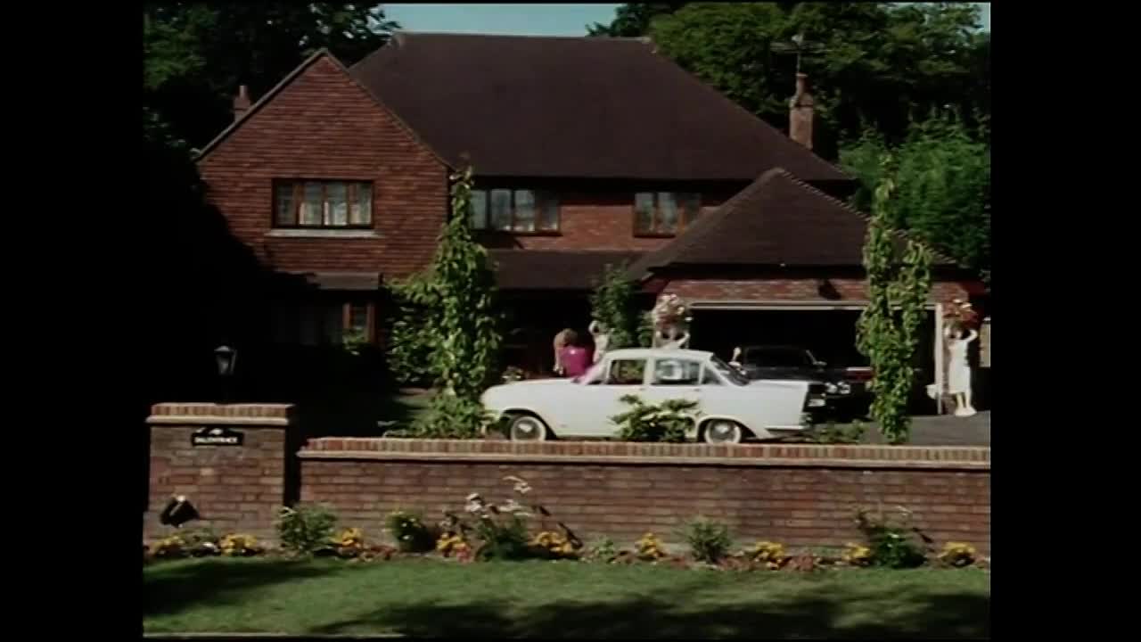 ⁣Birds of a feather S01 E01