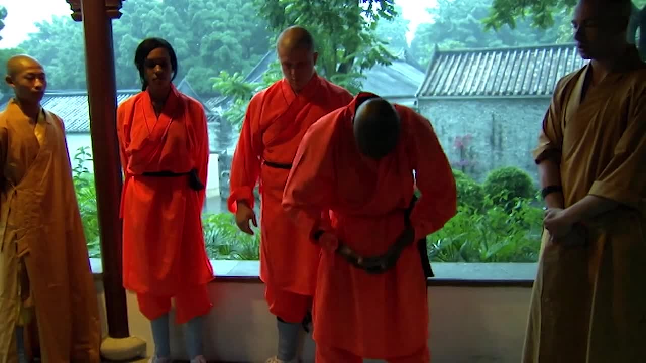 ⁣Shaolin Monk Teaches Trouble Youths Kung Fu