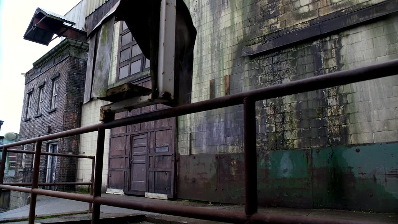 V 2009 S02E10 Mother's Day