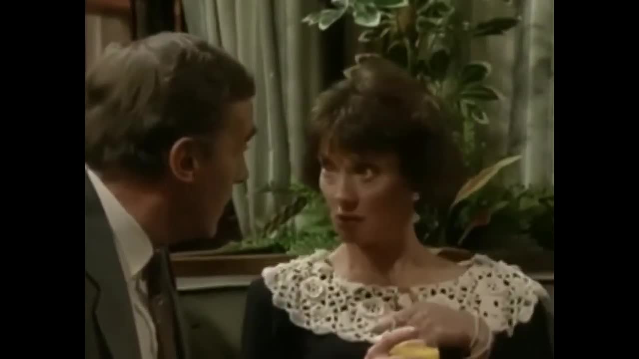 A Bit of a DO S01E05 -The Crowning of Mrs. Frozen Chicken