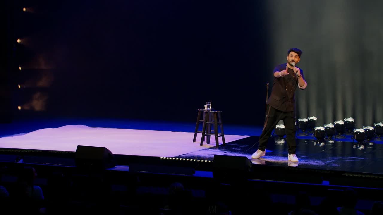 ⁣Vir Das Landing 2022 1080p WEBRip x264-YIFY