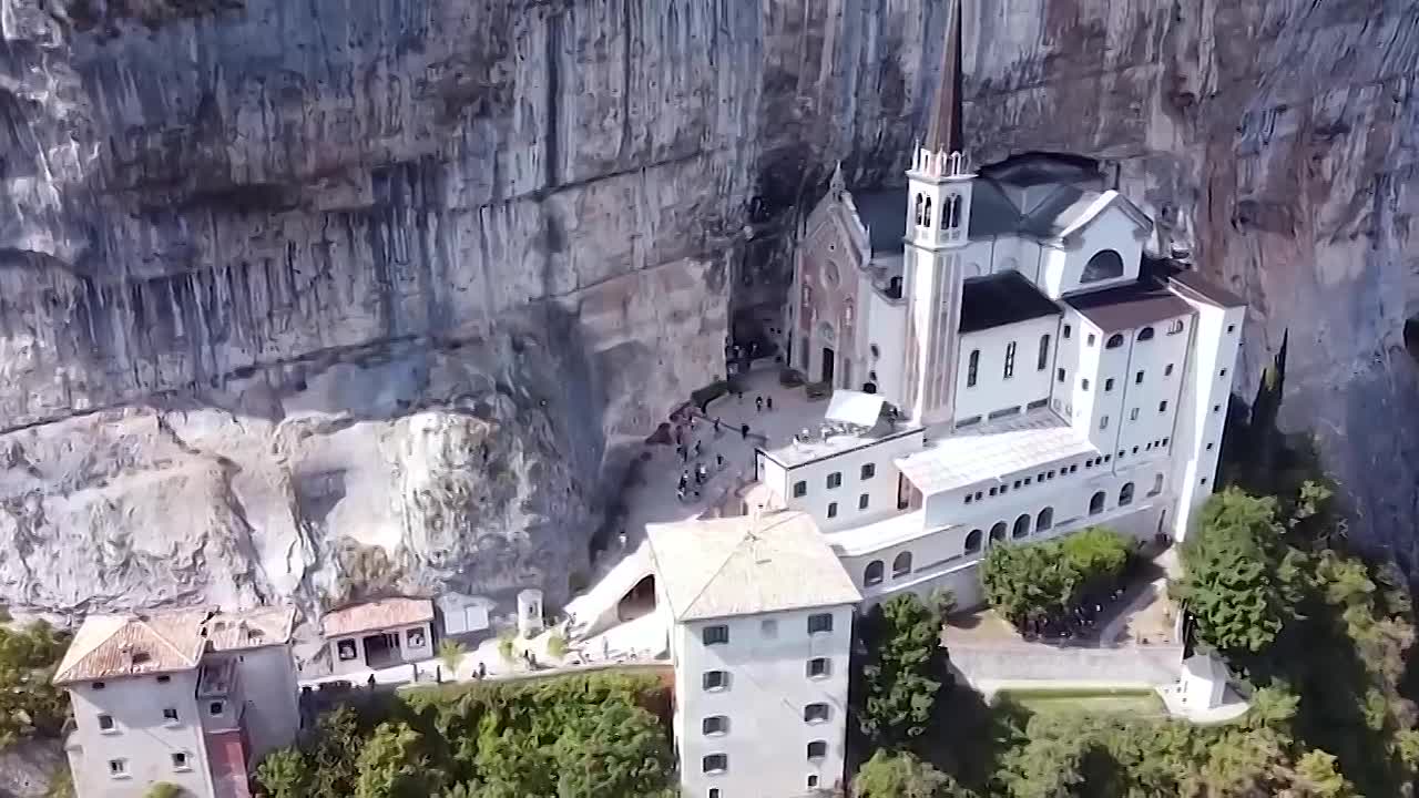 20 Strangest Places Where People Actually Live