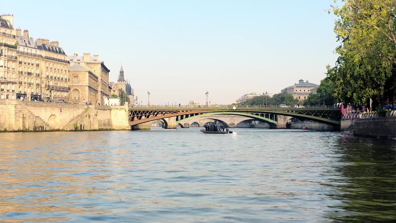 ⁣Sous la Seine 2024 FRENCH 1080p WEBRip x264 AAC5 1-