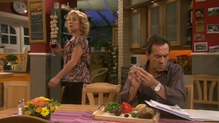 My Family (2000) - S11E10 - Susan for a Bruisin'