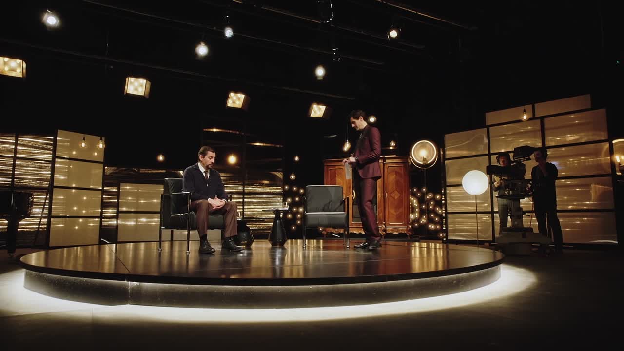 Staring At Strangers 2022 SPANISH HC ENG SUBS 1080p WEBRip x264 AAC5 1-