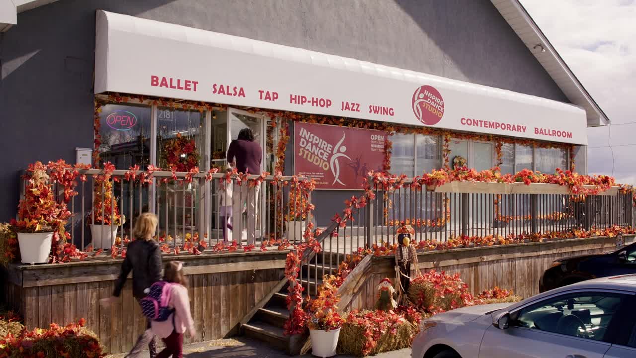 ⁣Swing Into Romance 2023 1080p WEBRip x264 AAC5 1-