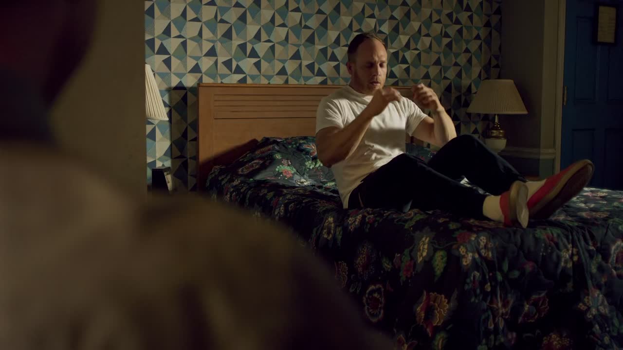 Sneaky Pete S02E03 Man on the Run